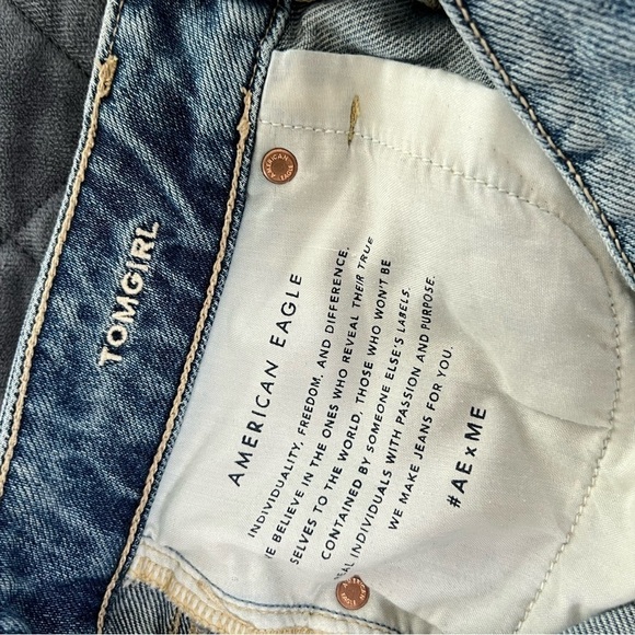 American Eagle Tomgirl Jeans Women Size 2 Short Distressed Blue Button Fly CLO - Picture 8 of 8